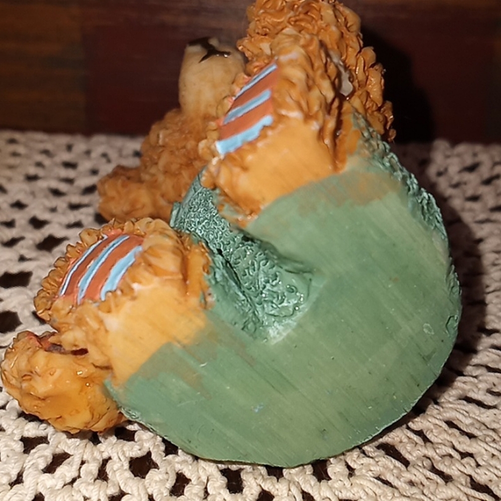 "1990" RESIN TEXTURED TEDDY BEAR WITH GREEN OVERALLS(CH/TP) - Picture 9 of 14